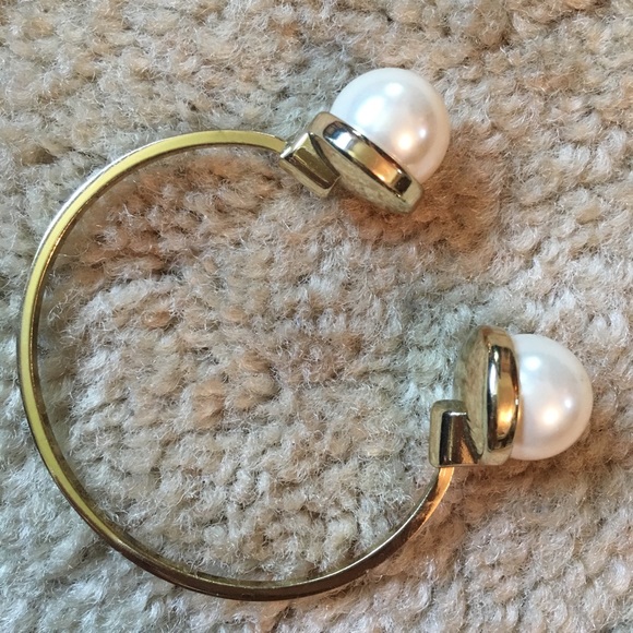 Gold pearl bangle bracelet - Picture 3 of 3